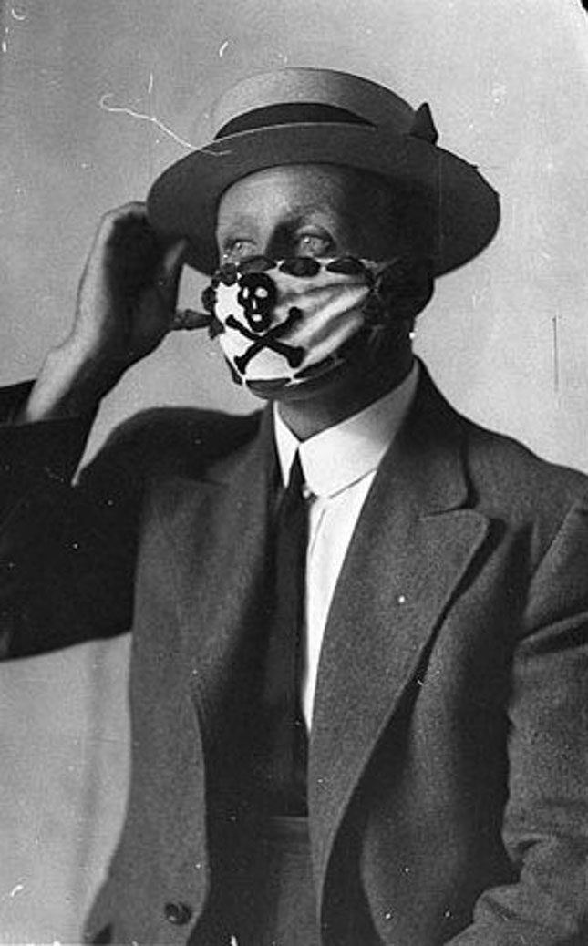 As with Covid-19 a century later, public officials in 1918 closed businesses and urged people to wear masks. (ATOMIC/ALAMY STOCK PHOTO)