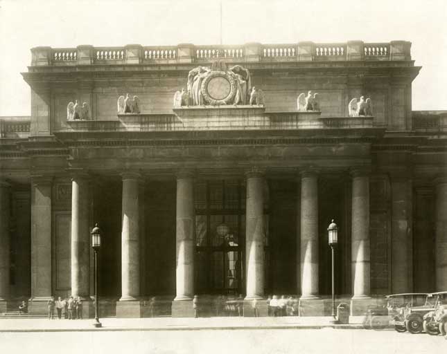 Main entrance, 1930 (COLLECTION OF THE NEW-YORK HISTORICAL SOCIETY, USA / BRIDGEMAN IMAGES (2))