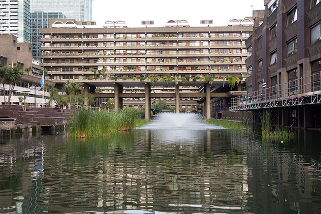 Perhaps the most visually engaging Brutalist complex in Britain is the Barbican, a 40-acre “bankers’ commune.” (F. FAWCITT UK PHOTOGRAPHY/ALAMY STOCK PHOTO)