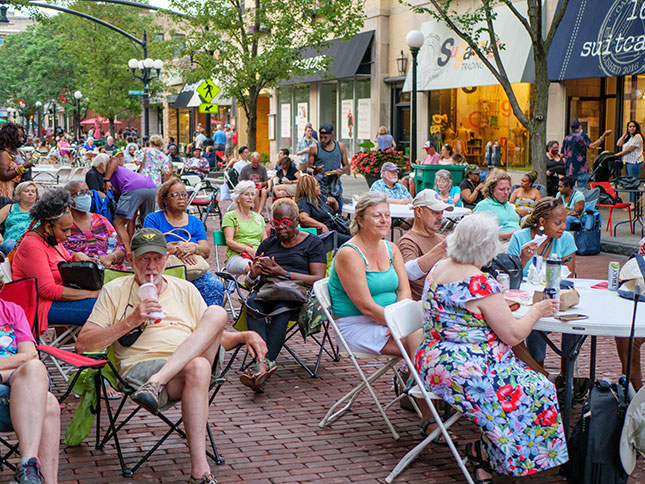 It’s unclear why, given Oak Park’s prosperity and seeming harmony, integration has been managed for 50 years without becoming self-sustaining, and apparently needs to be managed for decades to come. (TODD BANNOR/ALAMY STOCK PHOTO)