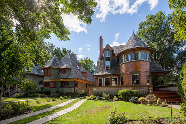 Oak Park became one of the most affluent suburbs in western Cook County—and its steadily climbing property values ensured that homeowners of any ethnicity were likely to be upper-middle-class professionals with compatible concerns. (B.O’KANE/ALAMY STOCK PHOTO)