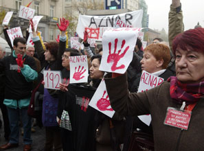 Spanish protesters blaming not al-Qaida but their own government for the 2004 Madrid bombings