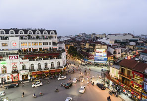 Blind Man Crossing the Road, Hanoi Vietnam, There are NO tr…