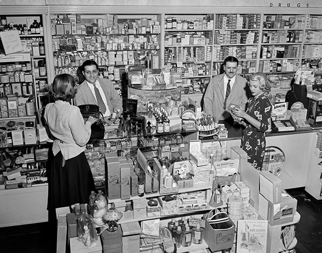 Consumers have benefited from technology in many industries, but they still buy their drugs the way they did decades ago—through their local pharmacies. (CLASSICSTOCK/ALAMY STOCK PHOTO)